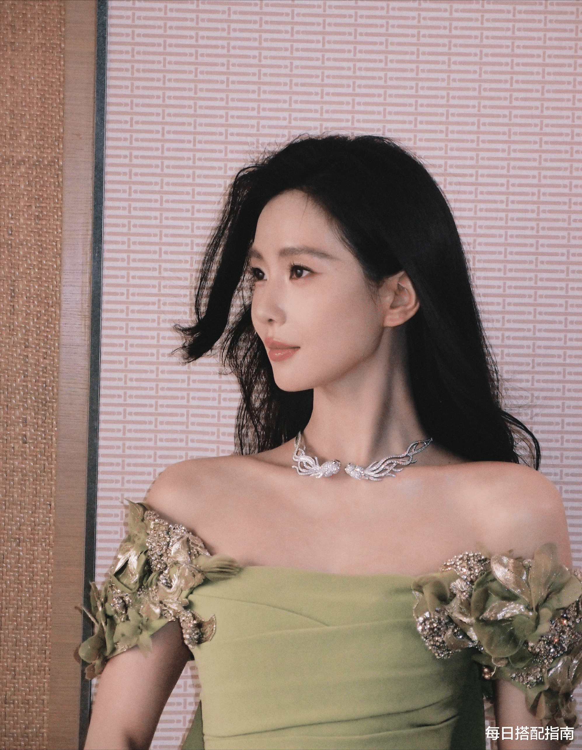 一眼心动！刘诗诗身着绿色礼服绝美亮相清冷气质和高级感都拿捏